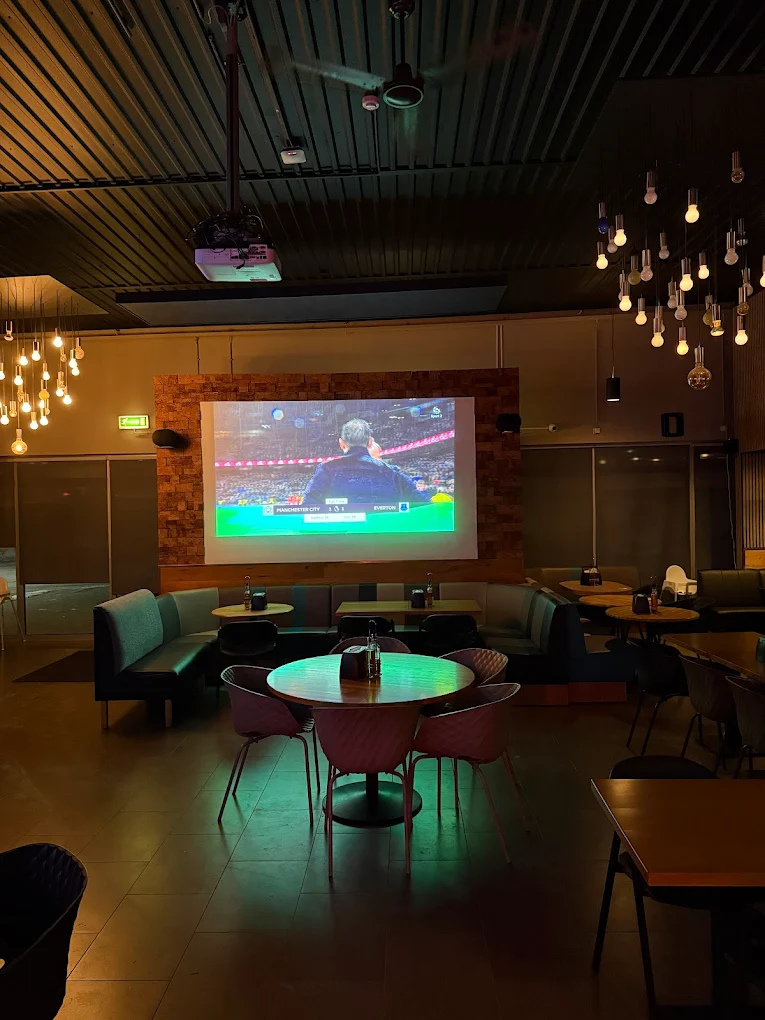 ARA Restaurant skilti við innganginn í Búðakór